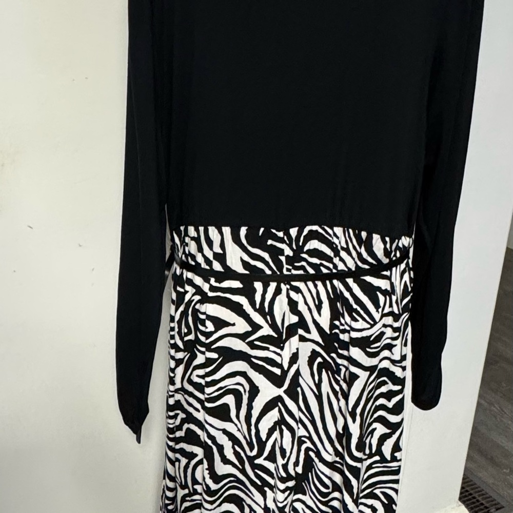 Elegant Zebra Print Maxi Dress - Picture 4 of 7